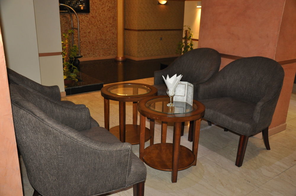 Oyo 411 Moon Hotel