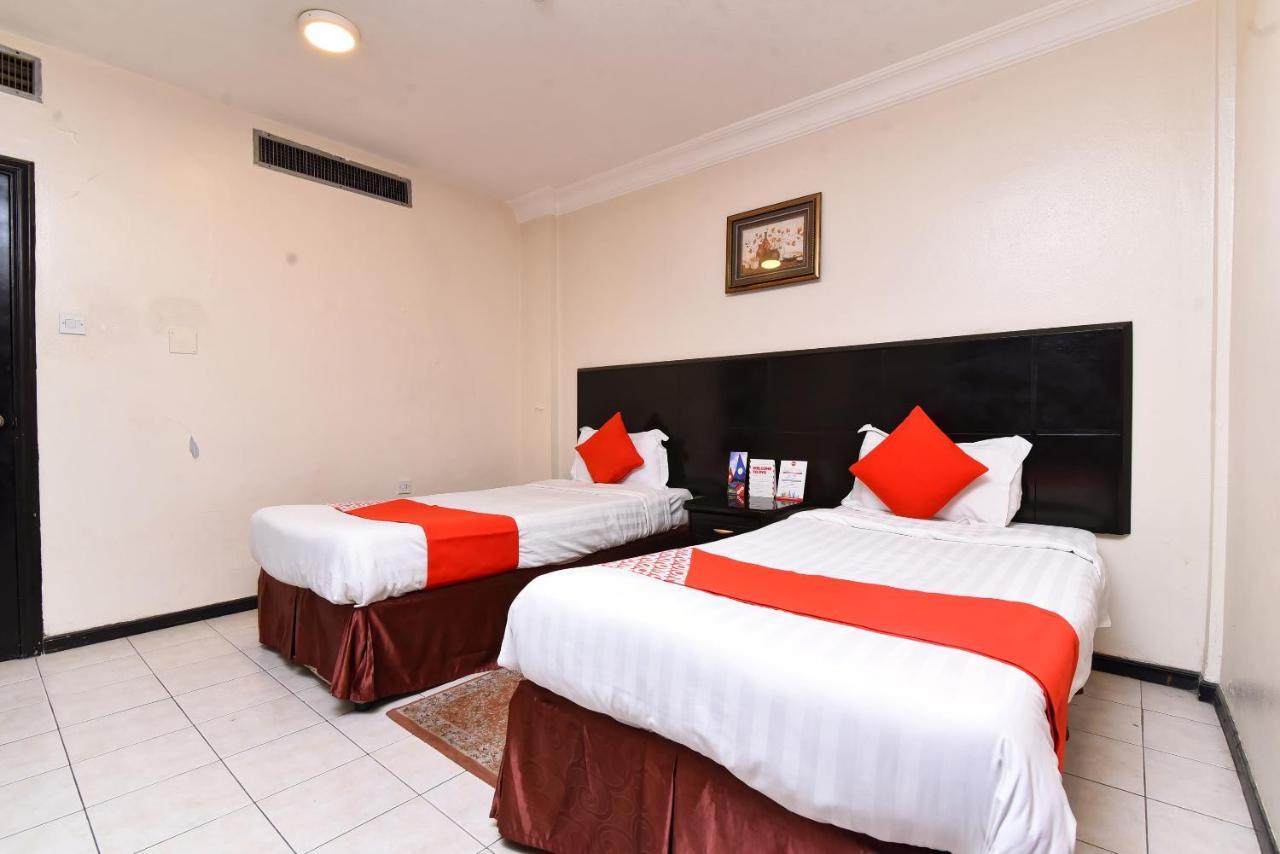 Oyo 411 Moon Hotel